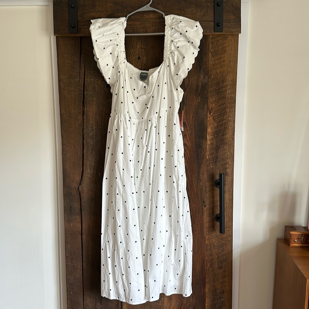 White and black polka dot dress from Arula. Never worn, with tags. Size C.